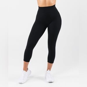 Alphalete • NWT Aura Capri in black